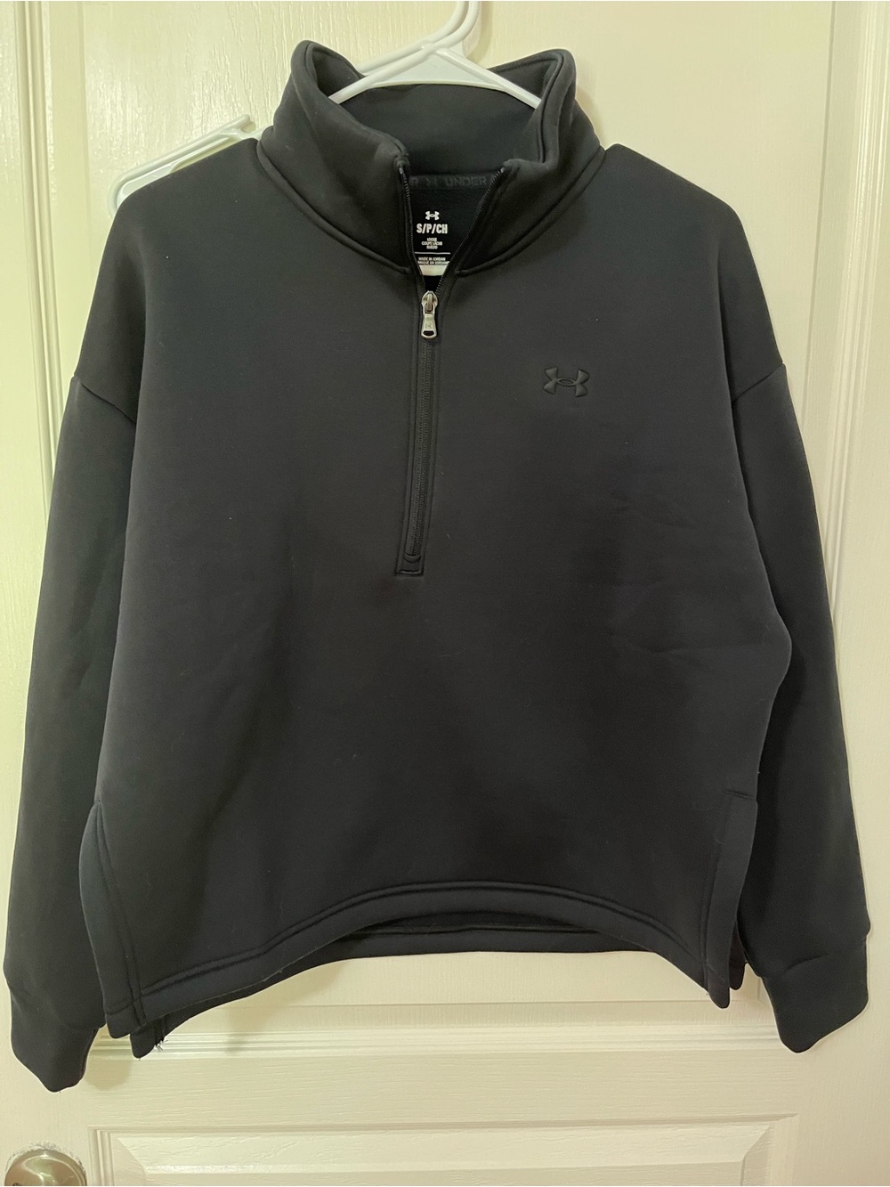 NWOT Women’s Under Armour Cropped Black 1/4 Zip Pullover
